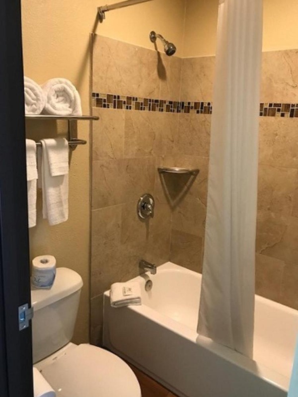 Berkshire Motor Hotel image 11